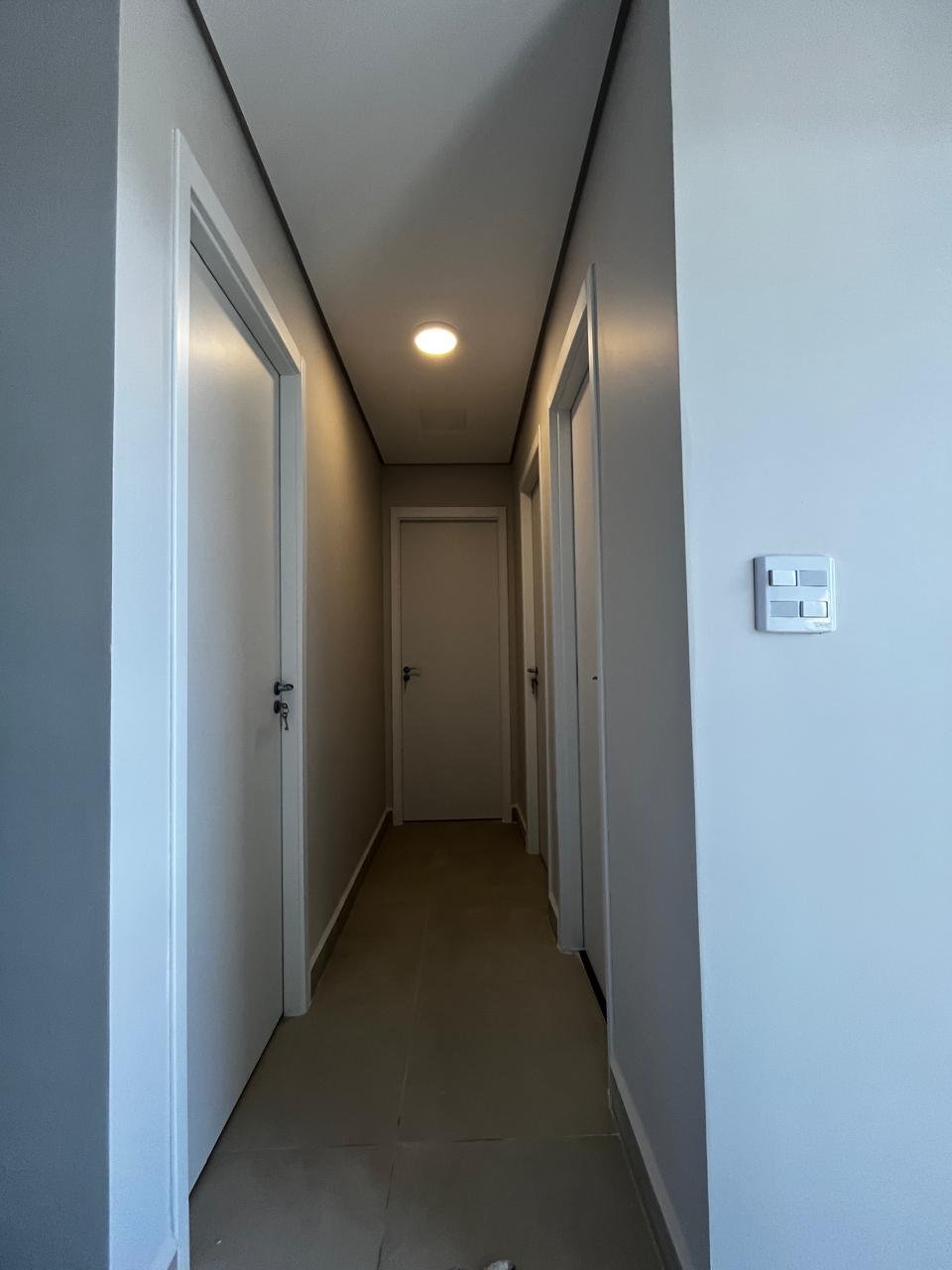 Corredor residencial — acabamento premium